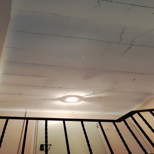 Maja seinte vana krohvi remont või täielik krohvimine.